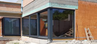 Okna, dveře a další zařízení stavby ochrání pojištění nedokončené stavby